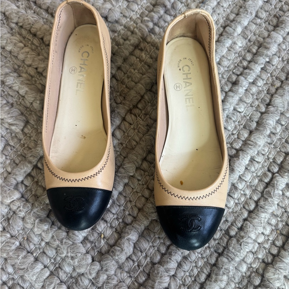 CHANEL Two-Tone Beige and Black Flats - Picture 1 of 8